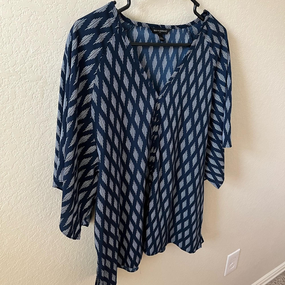Banana Republic Women’s V-Neck Blouse Size L Navy White Diamond Print Top - Picture 4 of 10